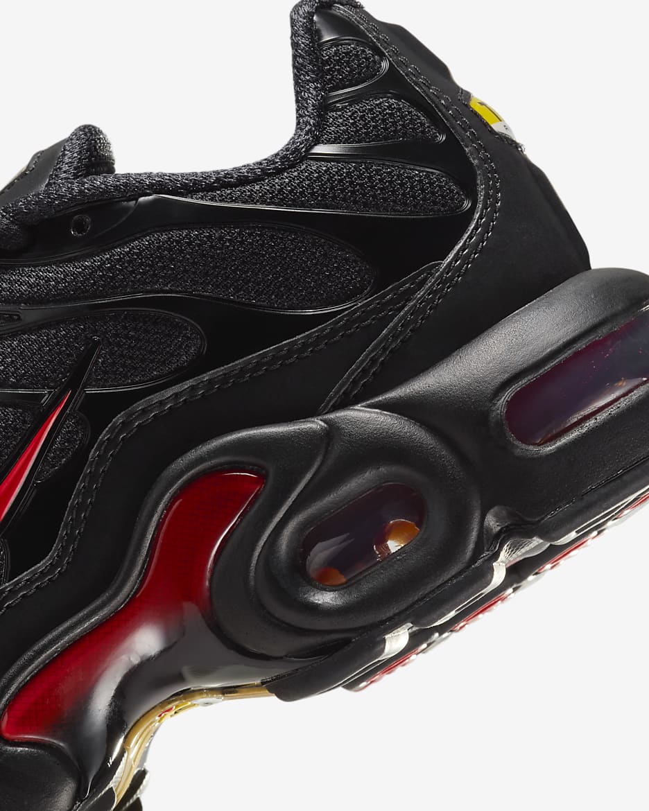 Nike air max plus red and black and gold best sale